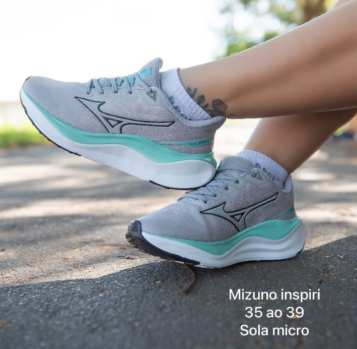 Tênis esportivo azul