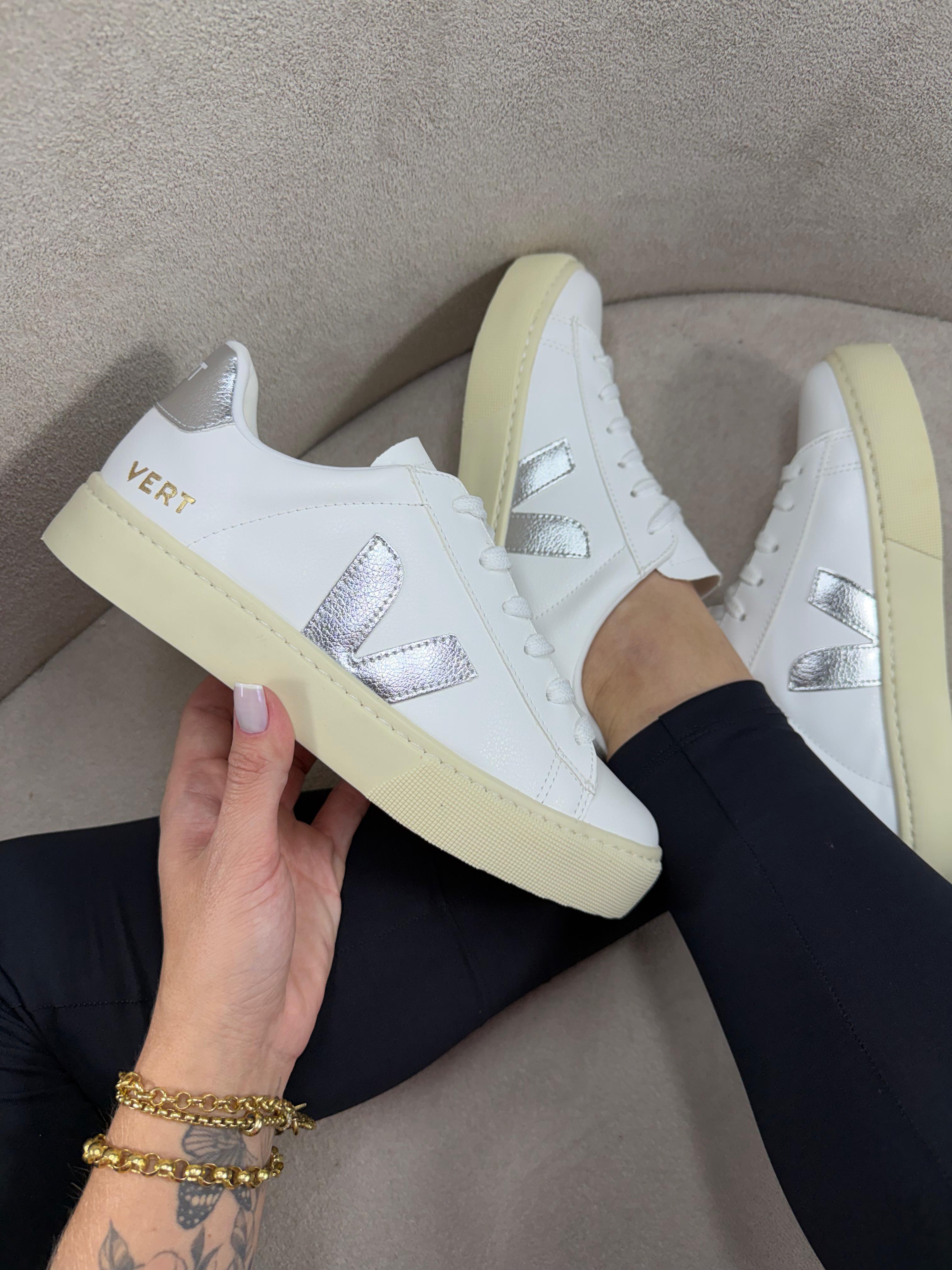 Tênis Branco com Detalhes Prateados