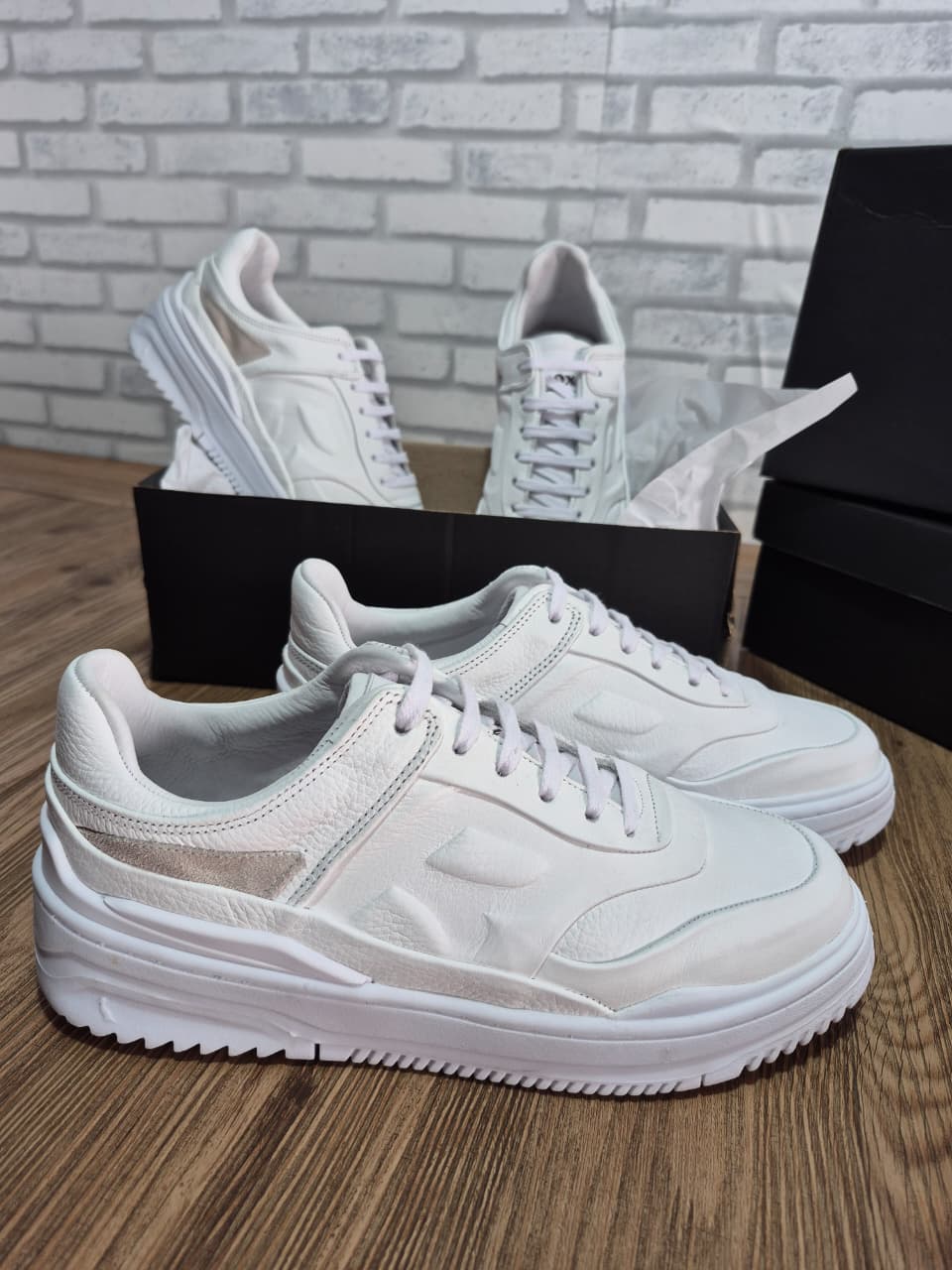 Tênis branco esportivo