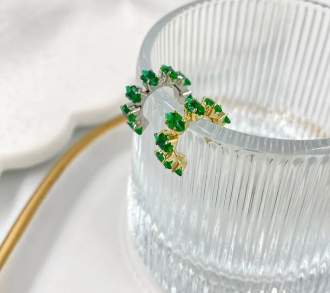 EAR CUFF com zirconias verdes folhado a prata ou ouro