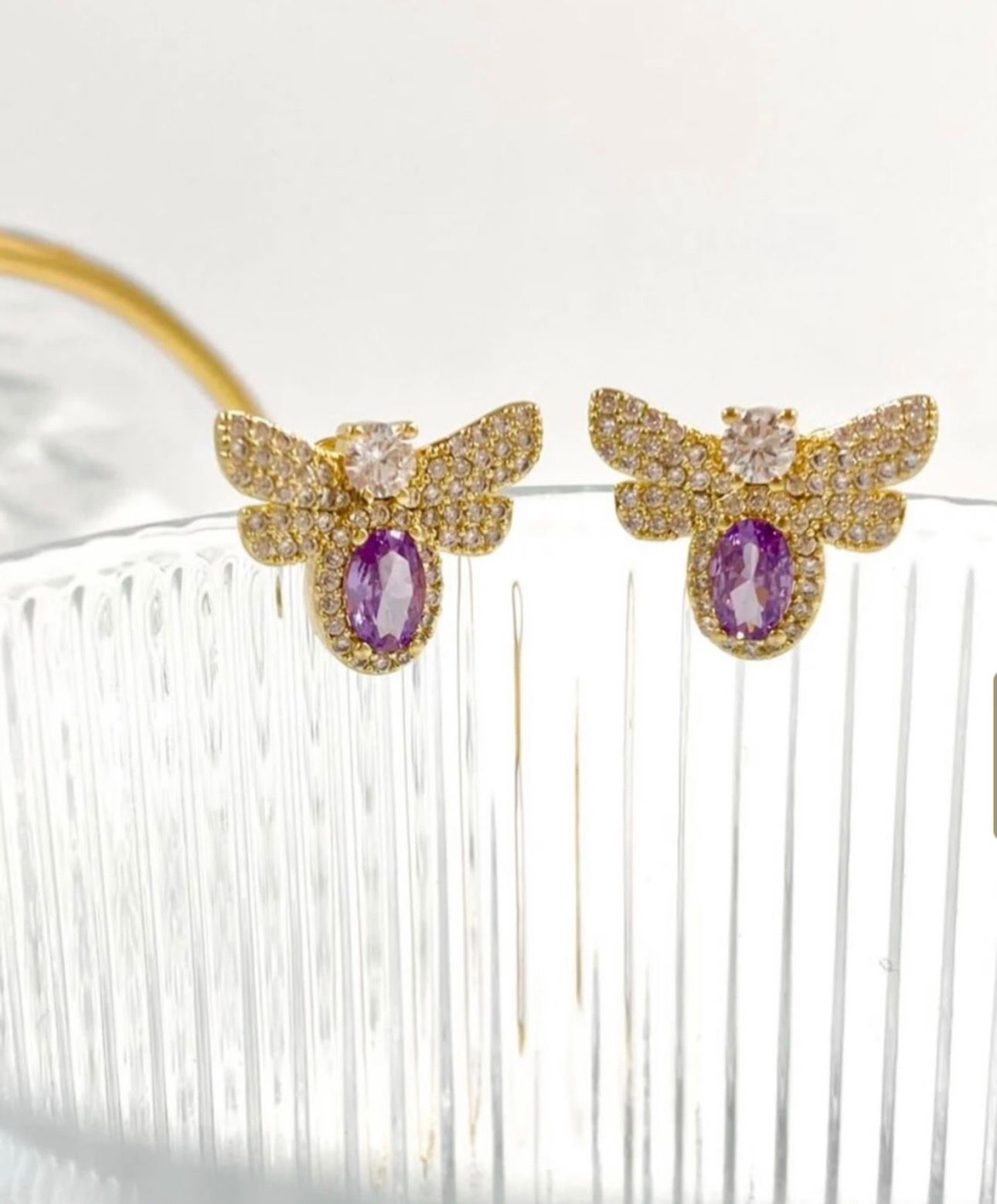 Brincos em formato de abelha dourada