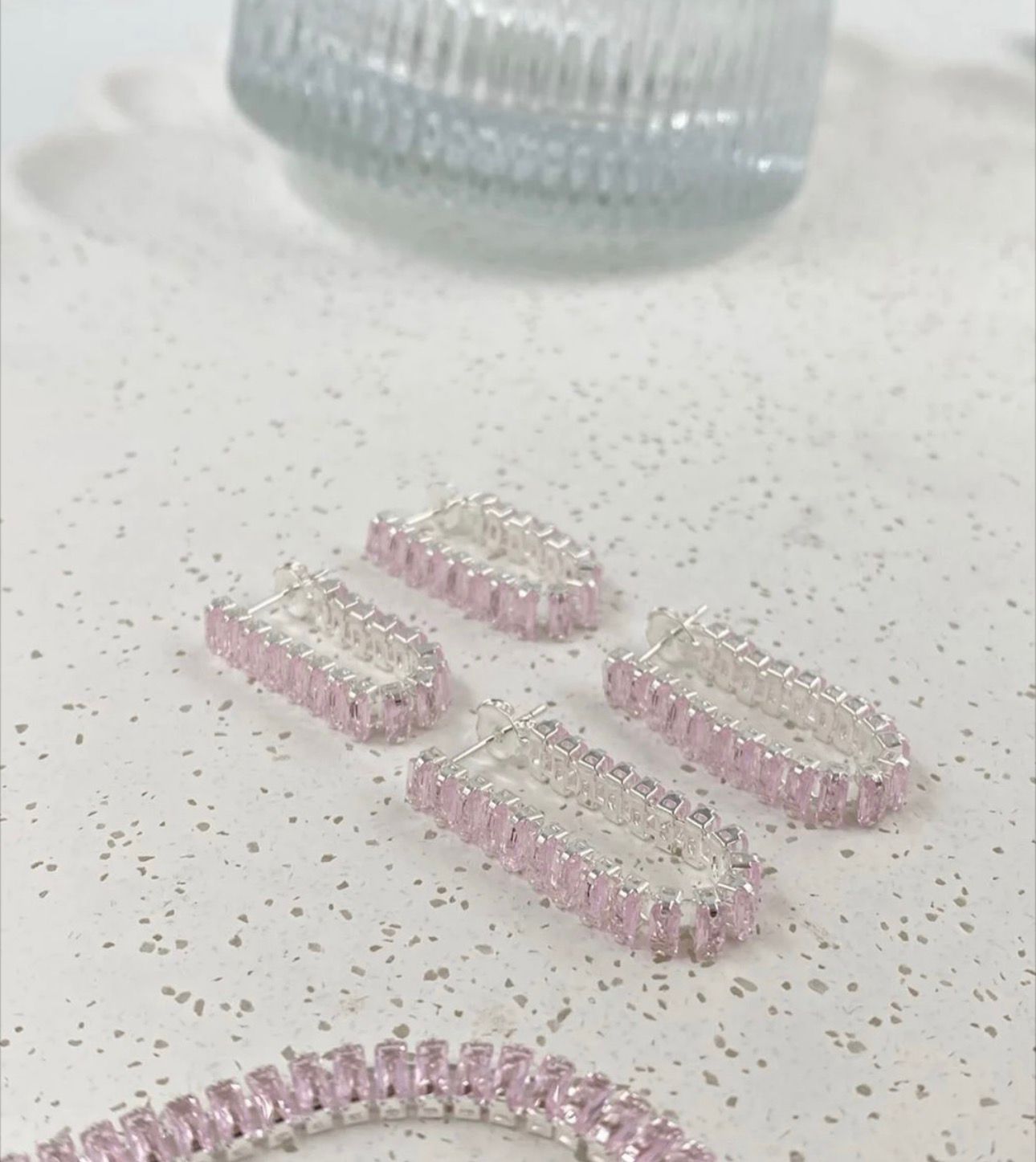 Brincos folhados a prata com zirconia rosa
