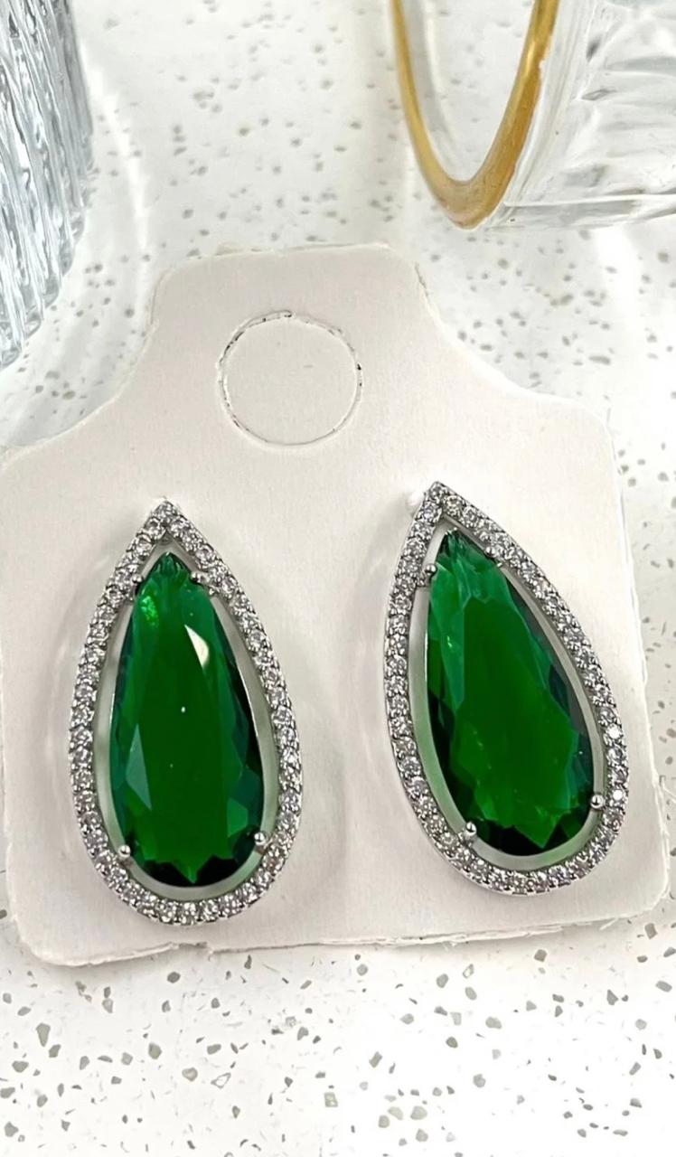 brinco de gota verde cravejado 