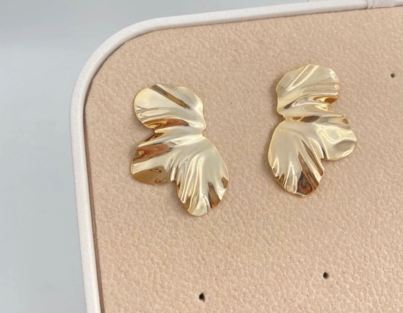 Brincos folheados a ouro em dourado ou prata