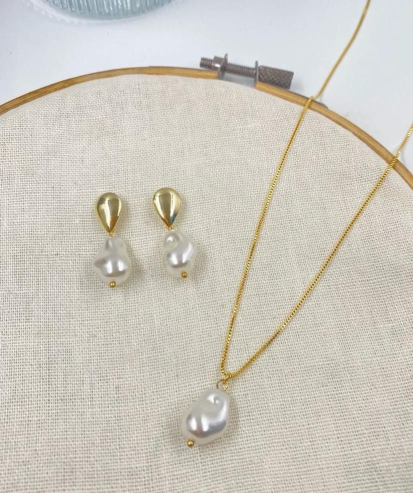 Conjunto de colar e brincos dourados com pérola