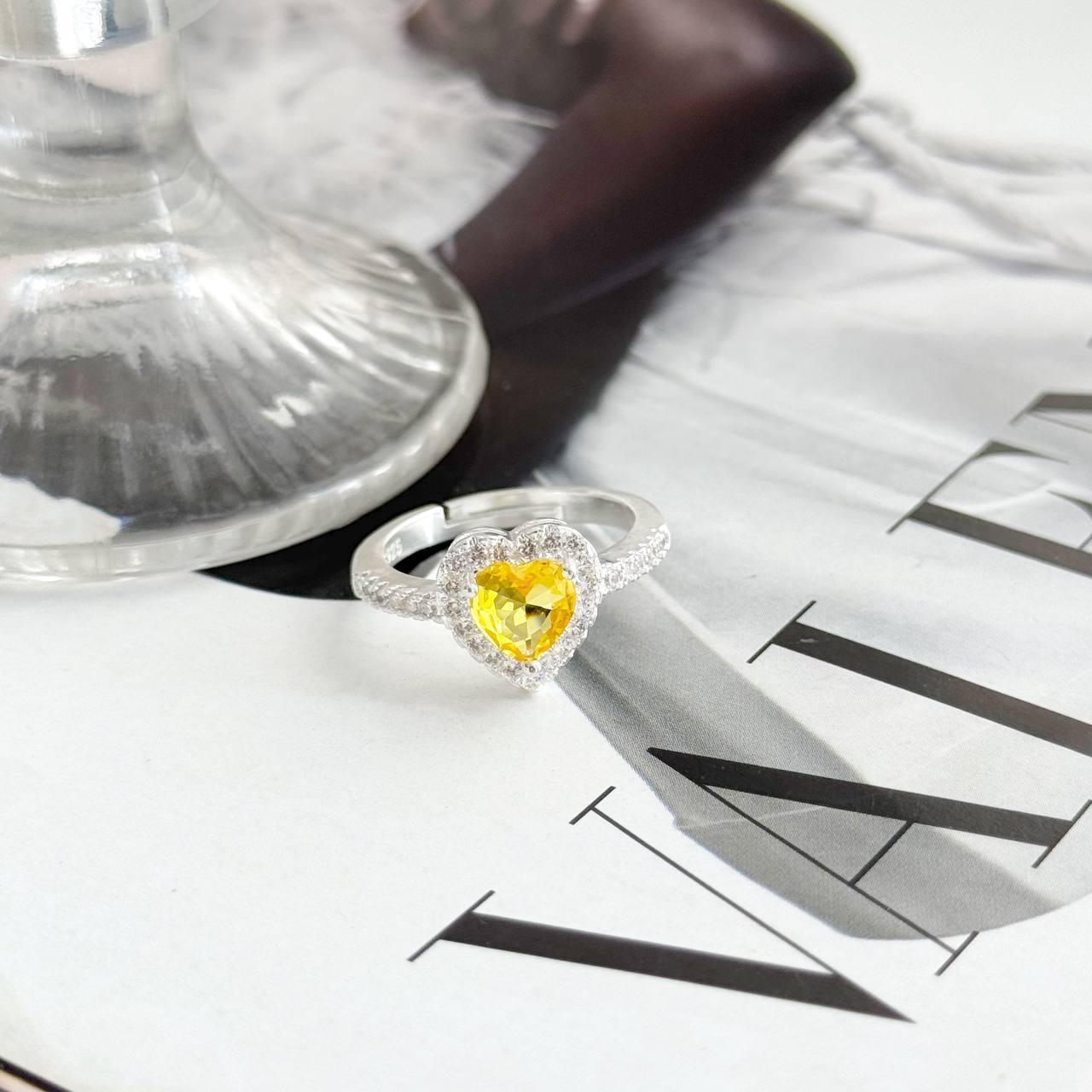 Anel com pedra amarela de coracao cravejado folhado a prata