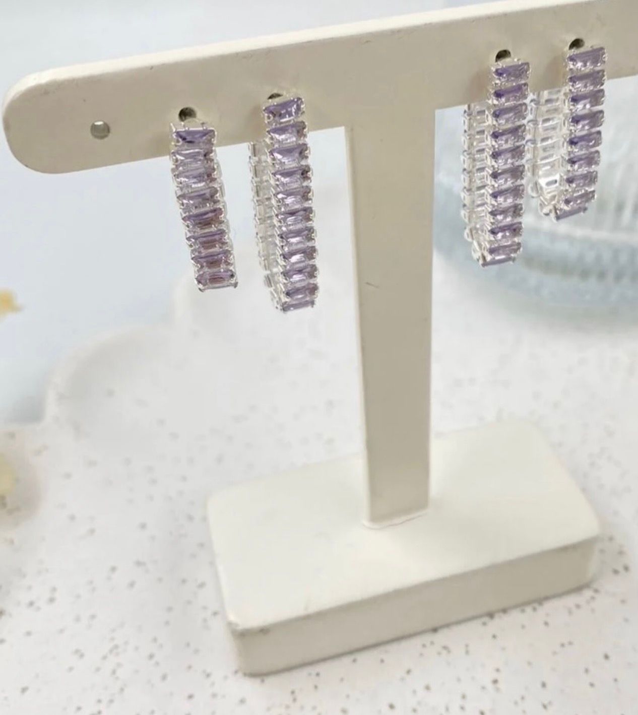 Brincos folhados a prata com zirconias lilas