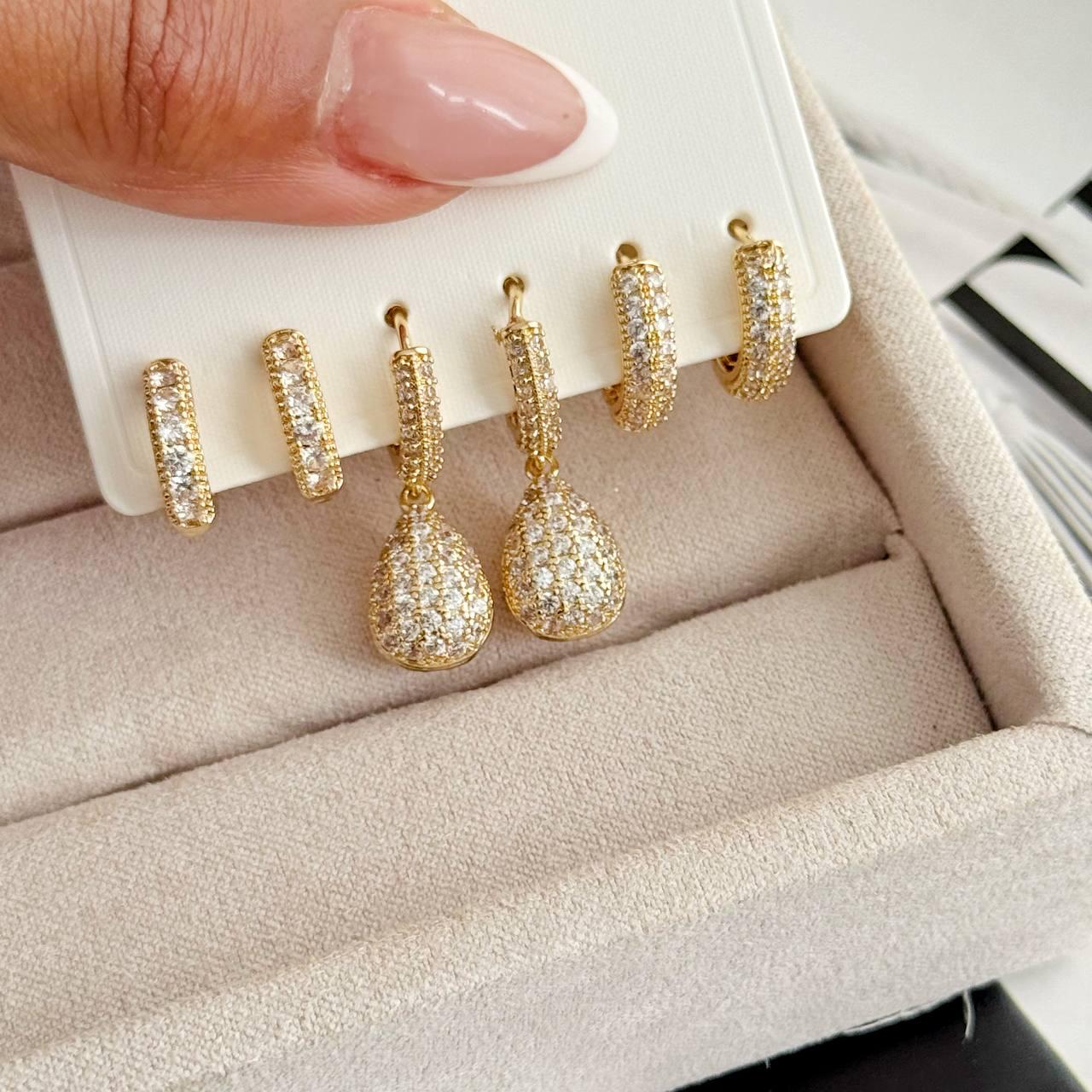 Conjunto de trio de brincos dourados com zircônias folhado a ouro