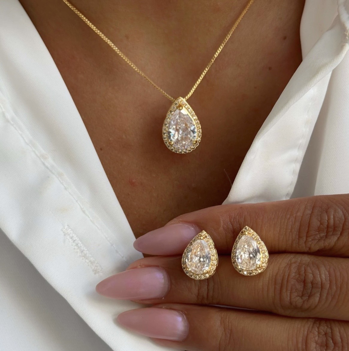 Conjunto de joias em formato de gota folhado a ouro com zirconias