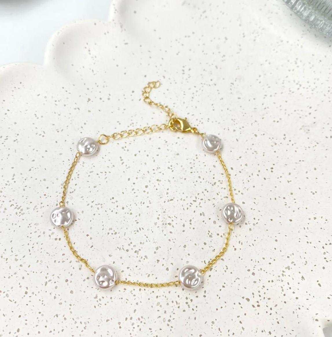 Pulseira de pérolas com corrente dourada folhado a ouro 18k