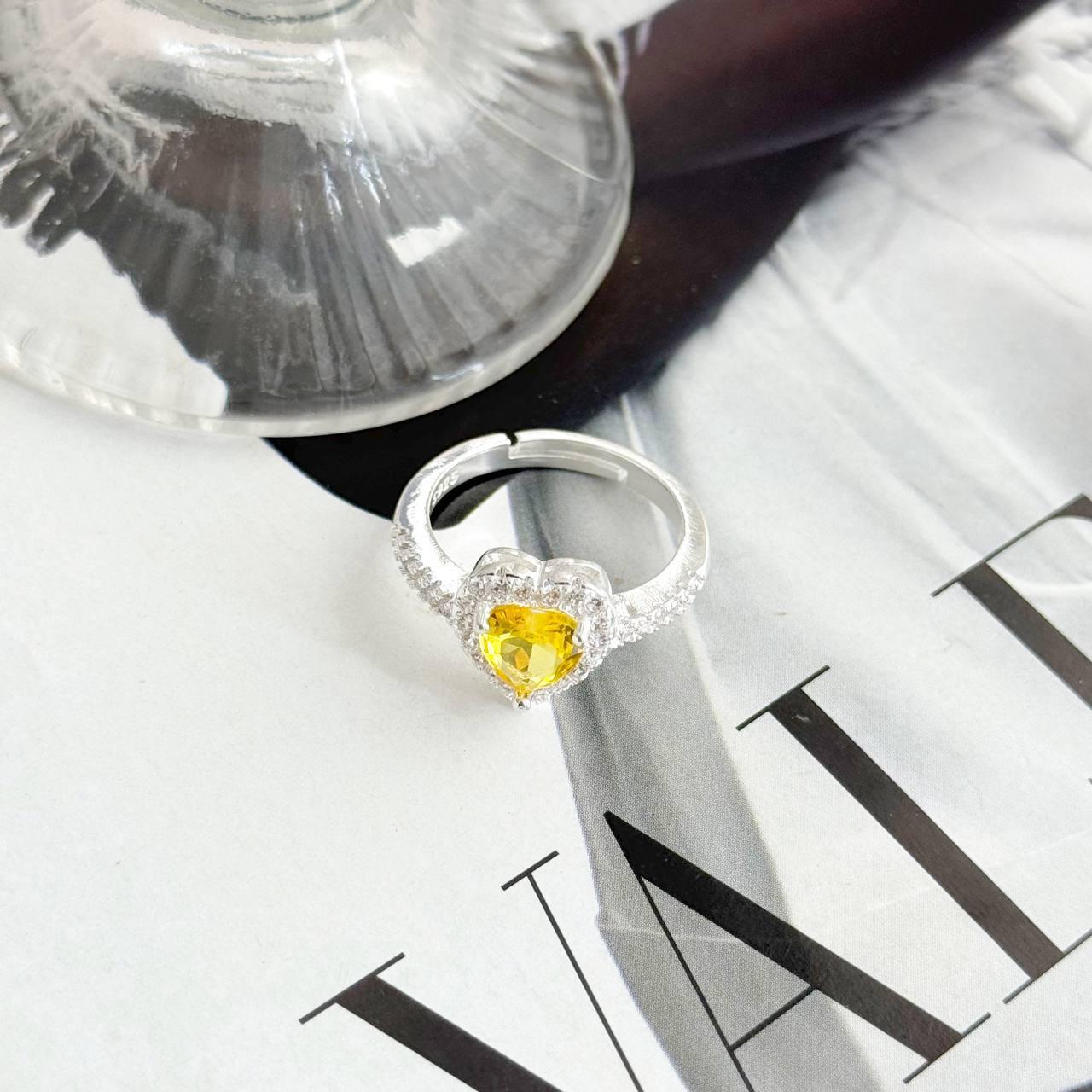 Anel com pedra amarela de coracao cravejado folhado a prata 