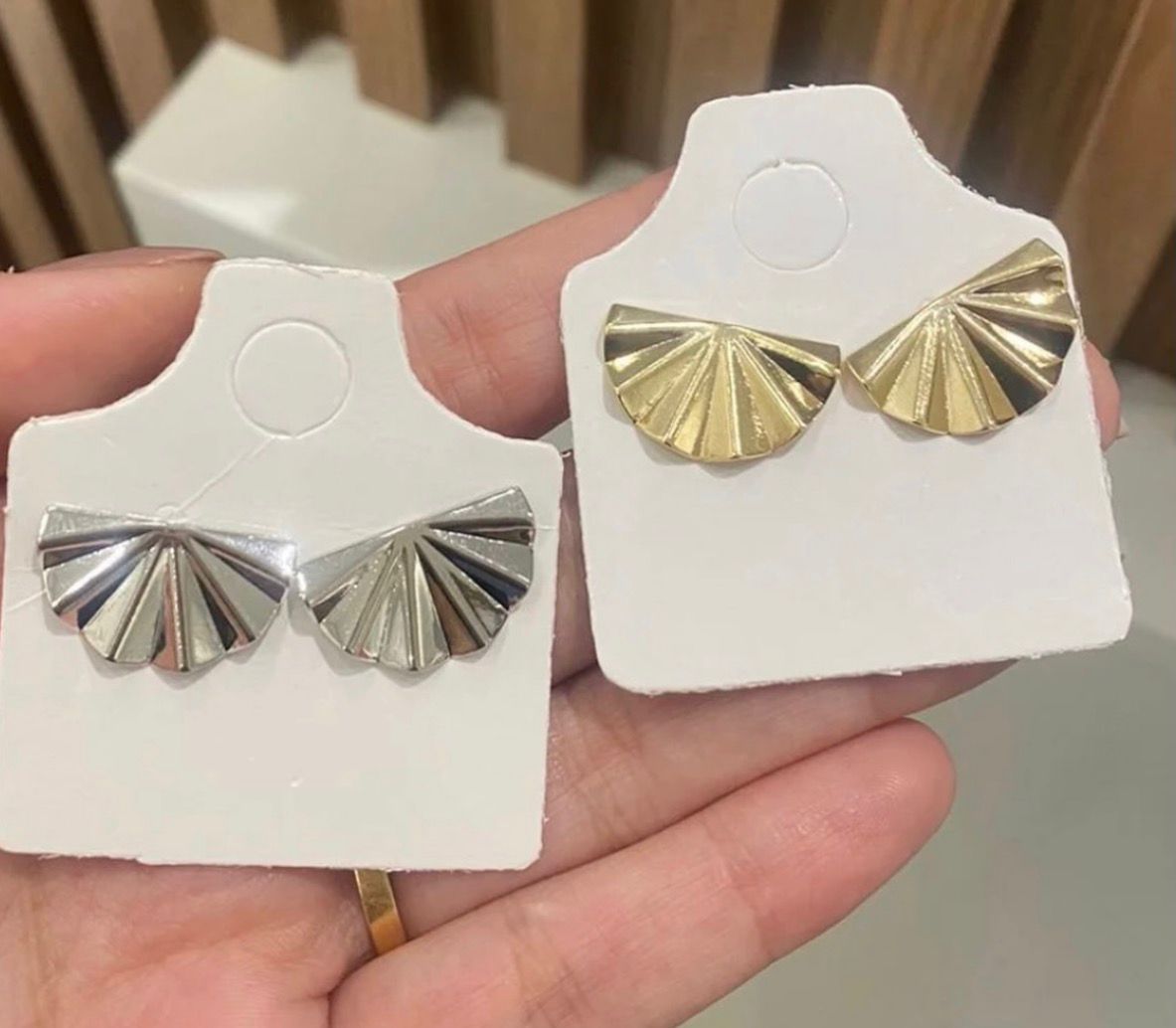 Brincos em formato de leque folhados