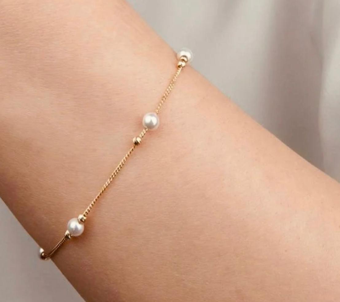 Pulseira banhada a ouro com pérolas