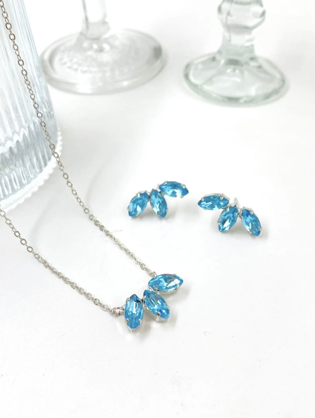 conjunto folhado a prata com zirconia azul de petala