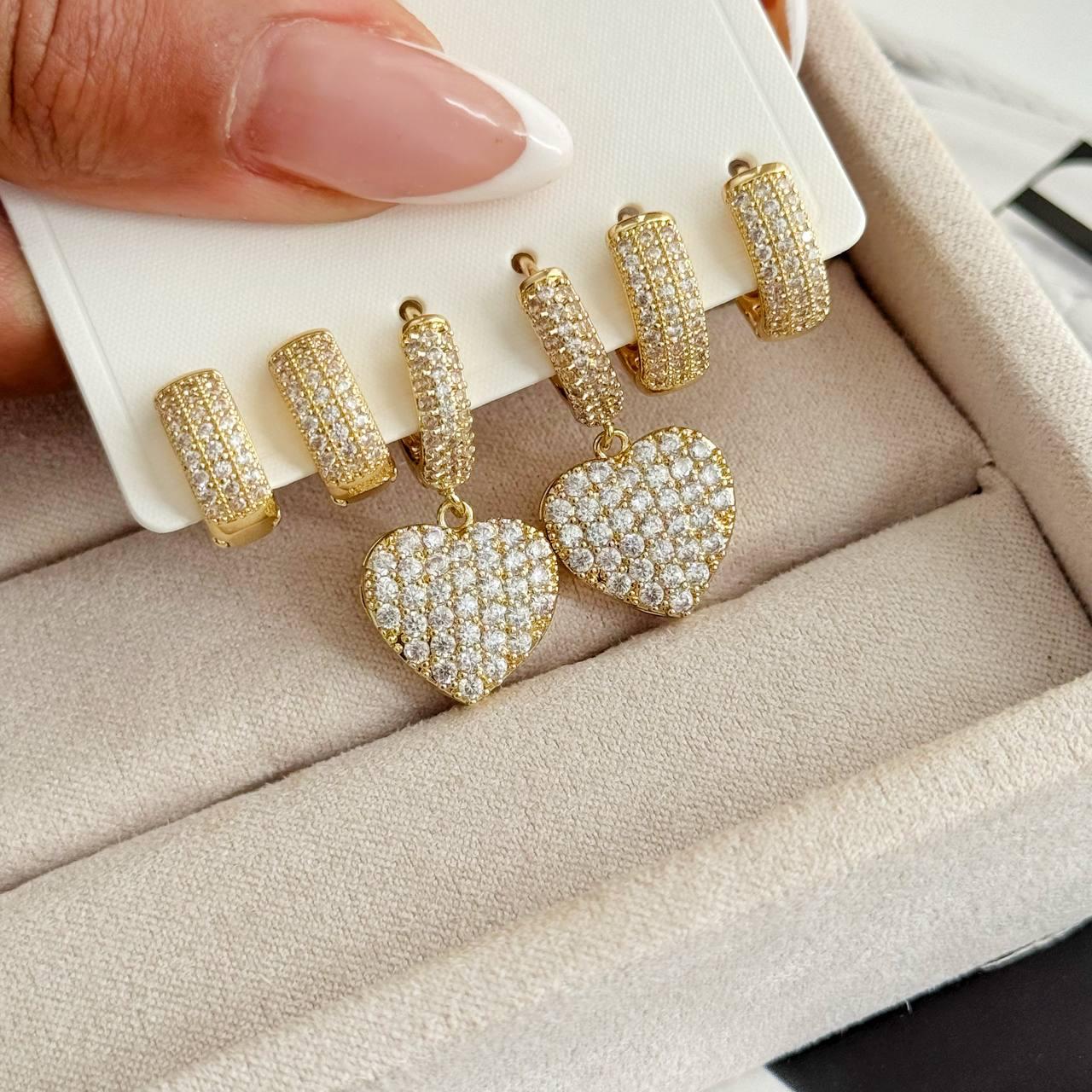 Trio de Brincos de argola dourados com pingente de coração