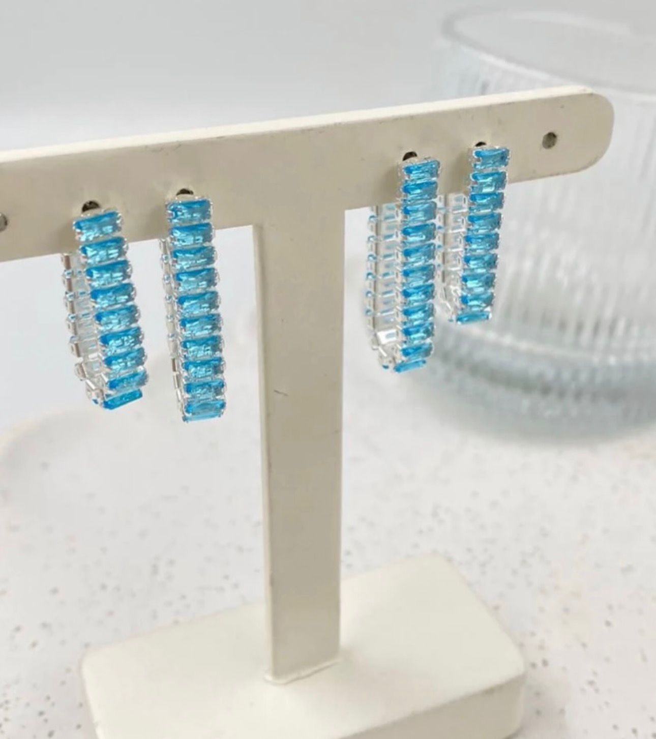 Brincos com zirconias azul turquesa folhado a prata