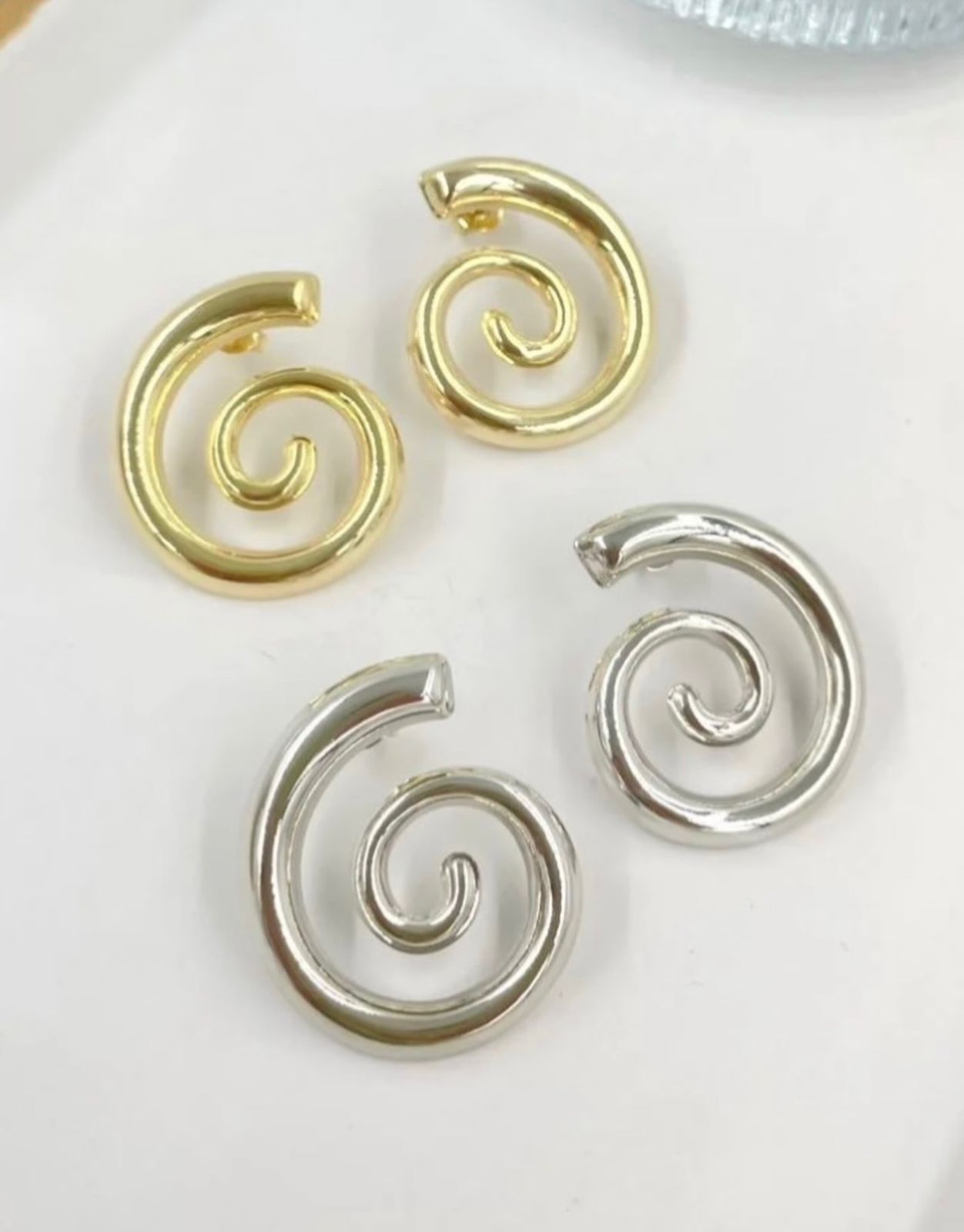 Brincos espiral dourados e prateados folhados