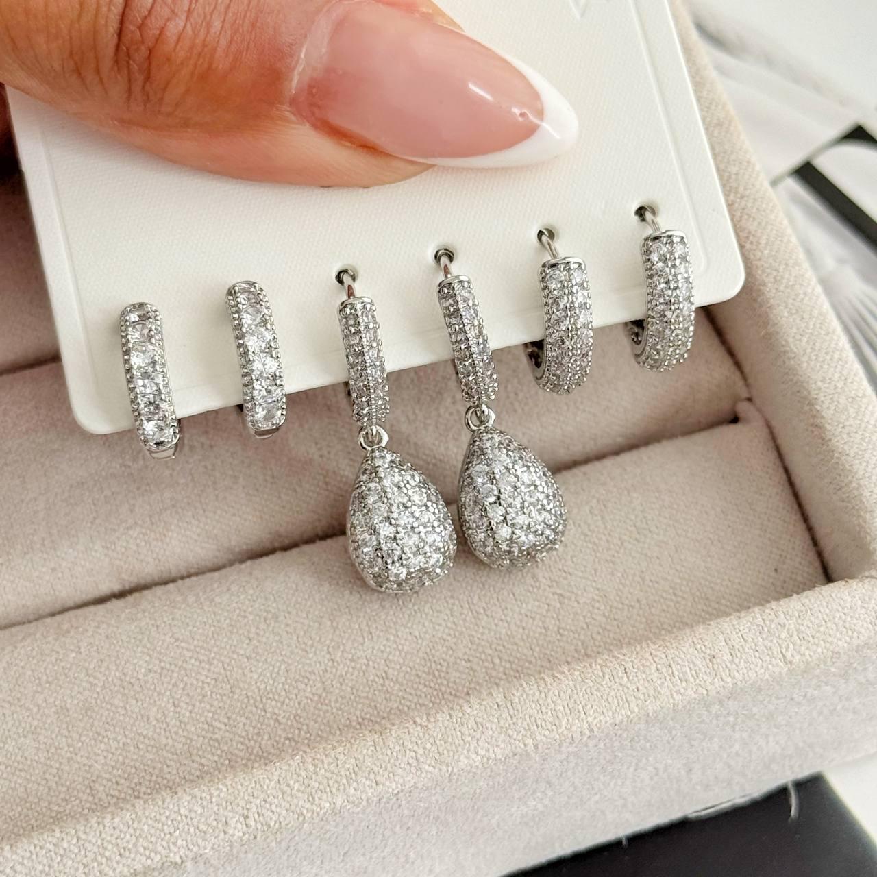 Conjunto de trio de brincos prateados com zircônias folhados a prata