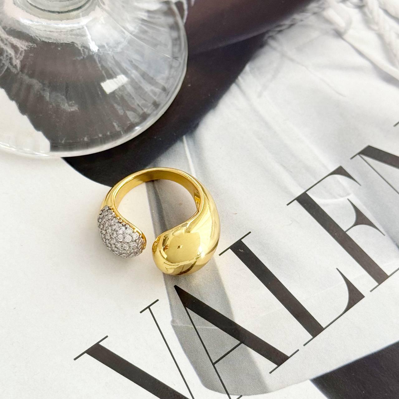 Anel folhado a ouro ajustavel em gota cravejada