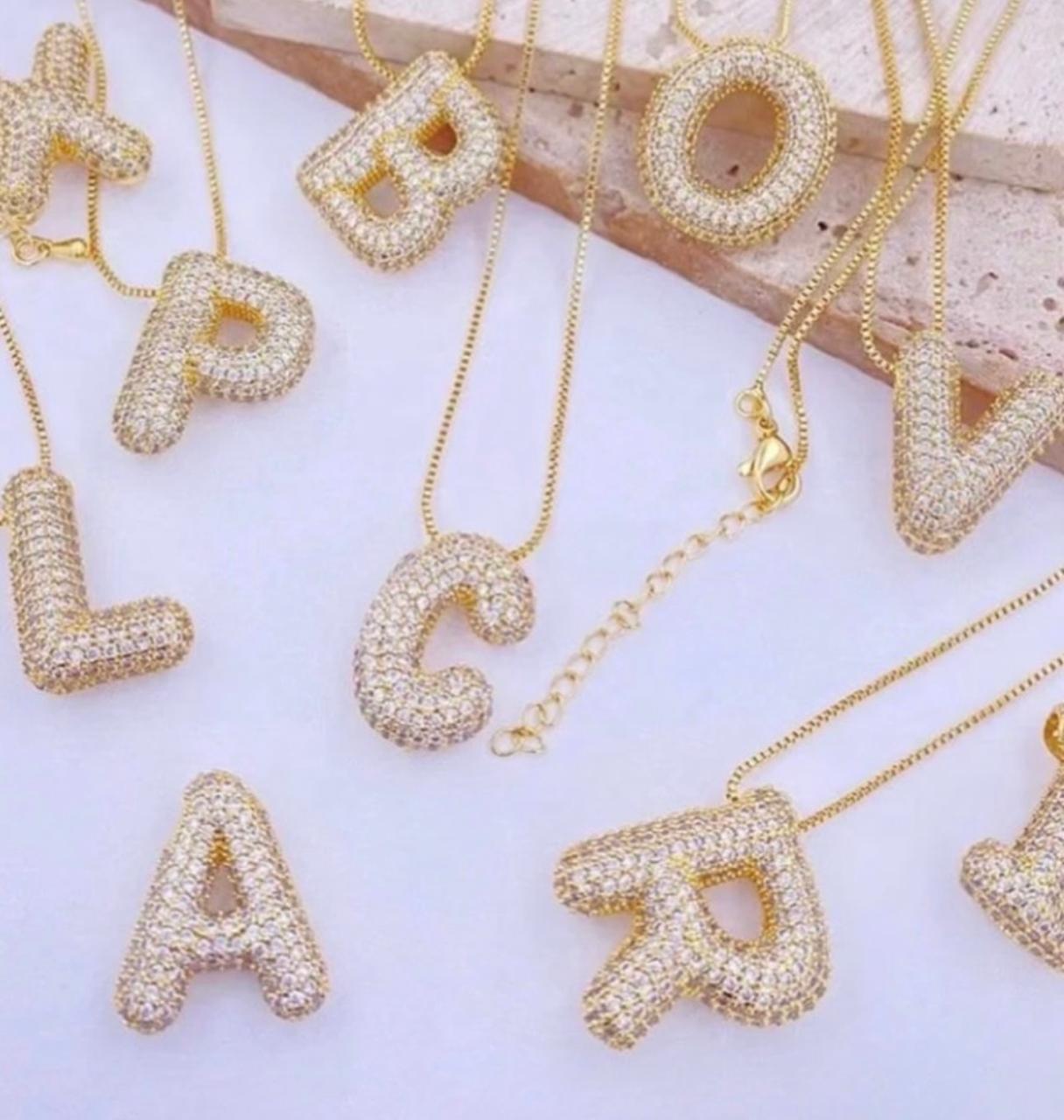 Colar de inicial cravejado com zirconias e folhado a ouro