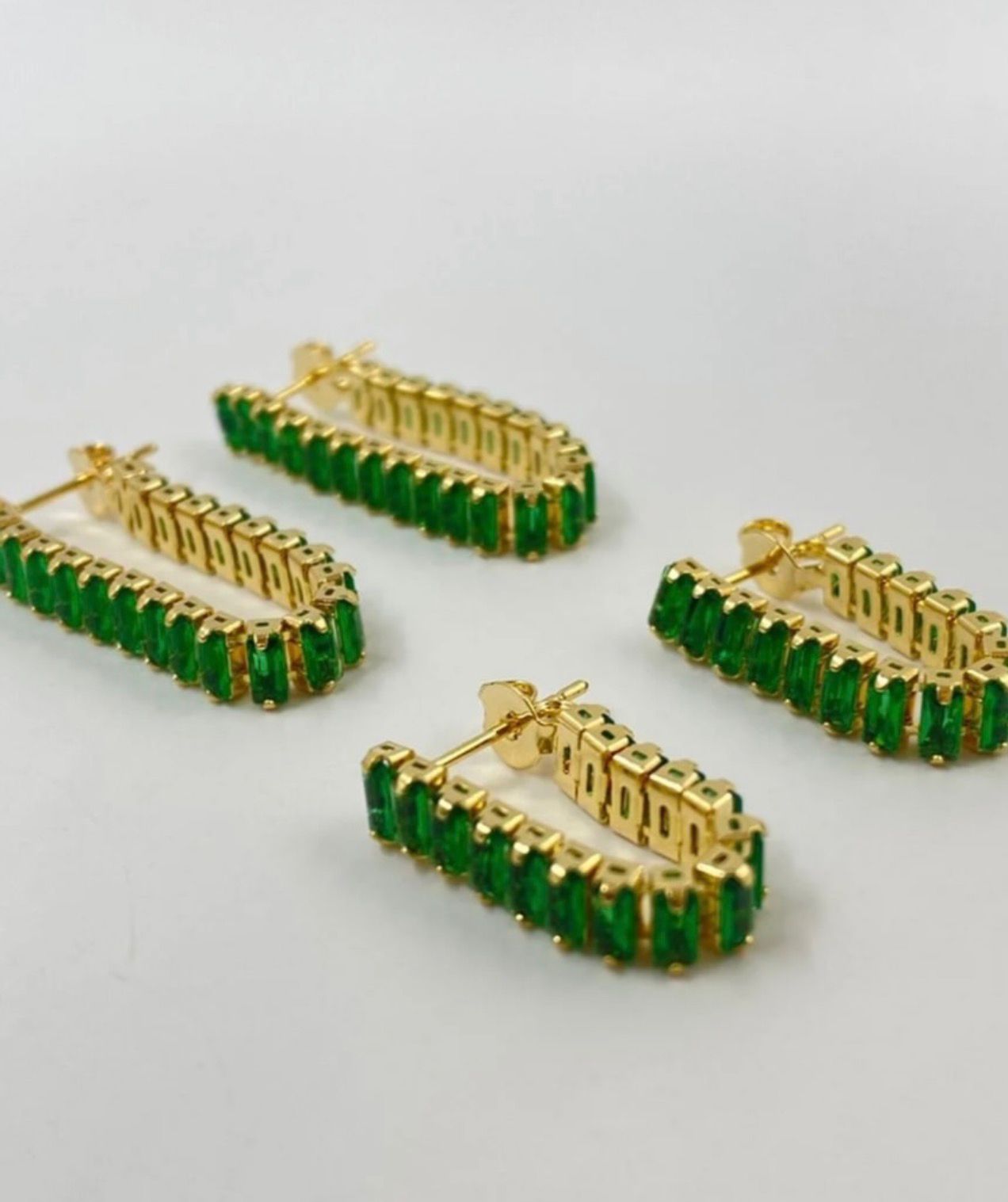 Brincos de zirconias verdes folhado a ouro