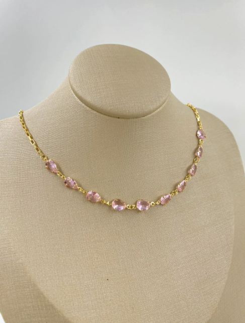 Colar choker dourada com cristais rosas