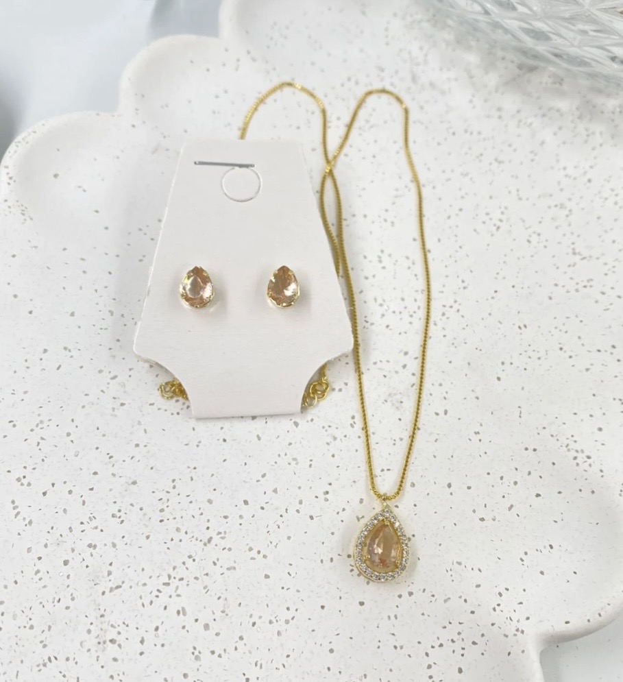 Conjunto de joias douradas folhado a ouro com zirconia