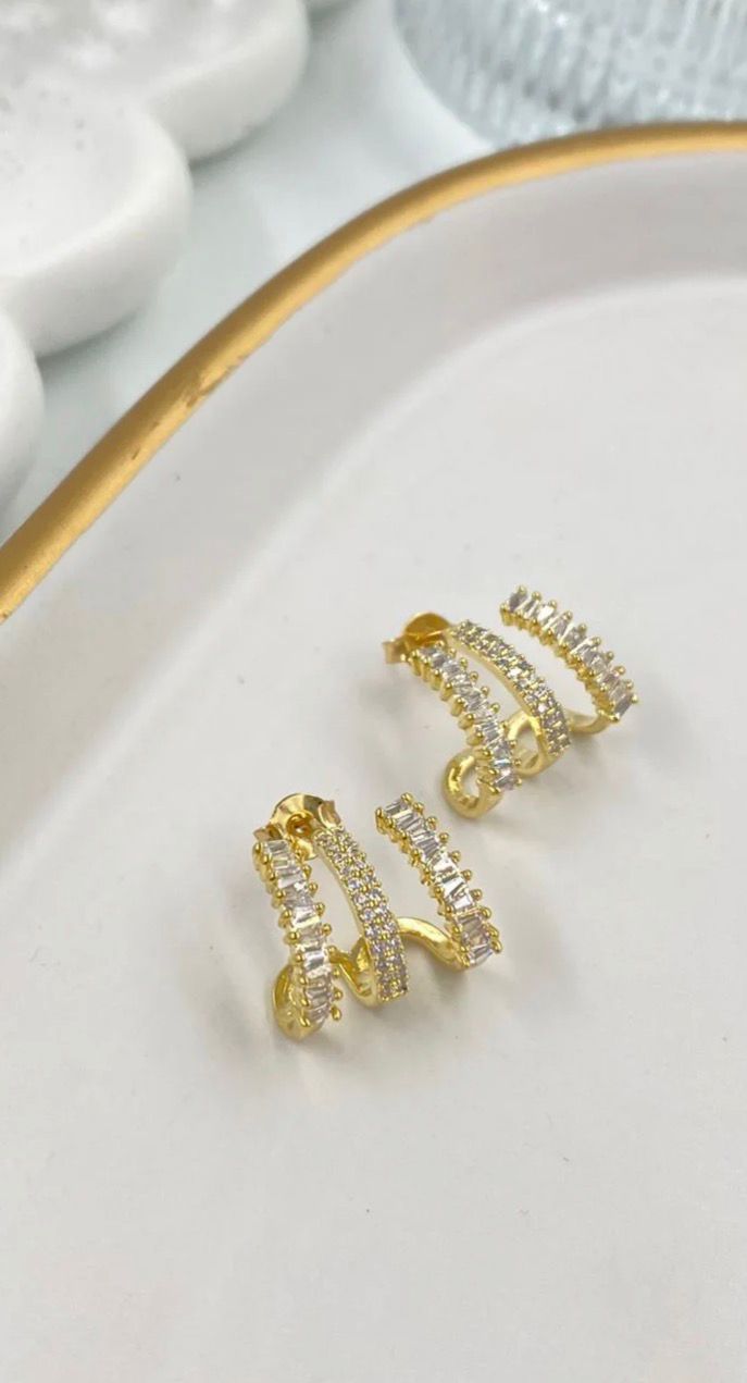 Brincos de argola dourados com zircônias e folhados a ouro 18k
