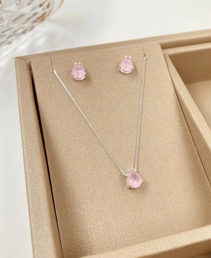 Conjunto de joias folhado a  prata com pedra rosa clara 