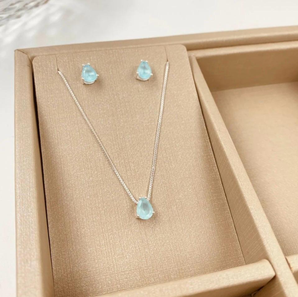 Conjunto de joias com pedra azul clara folhado 