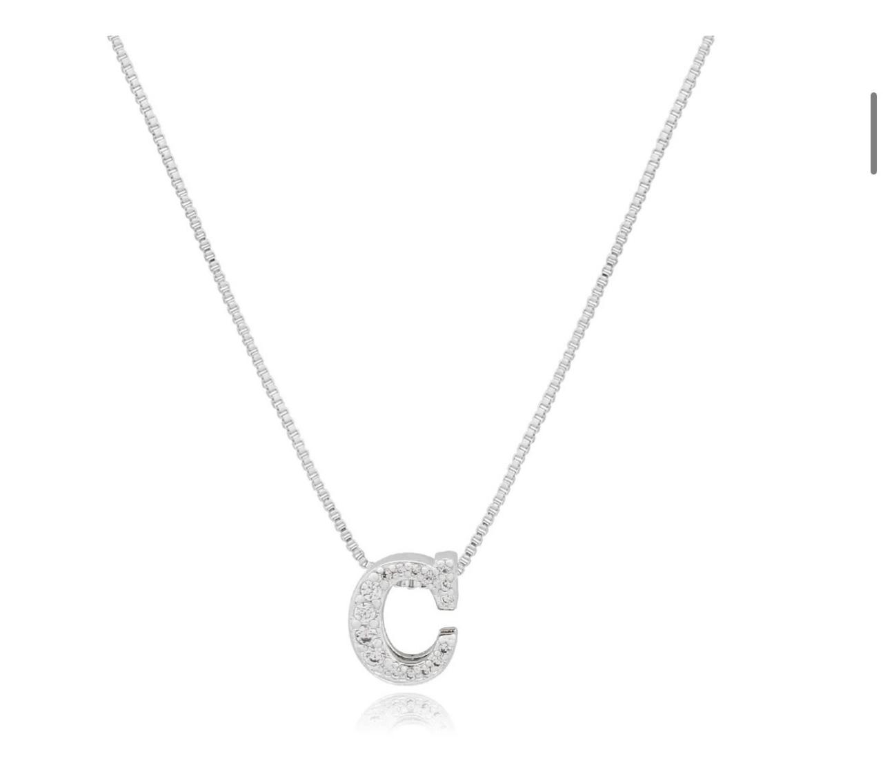 Colar inicial cravejado com zirconias folhado a prata