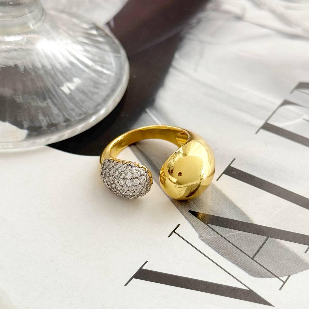 Anel folhado a ouro ajustavel em gota cravejada 