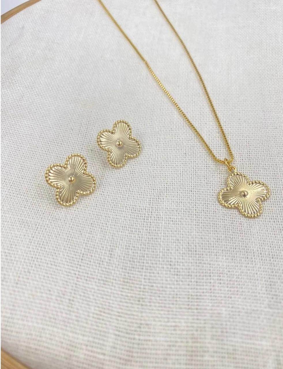 Conjunto em formato de trevo folhadas a ouro