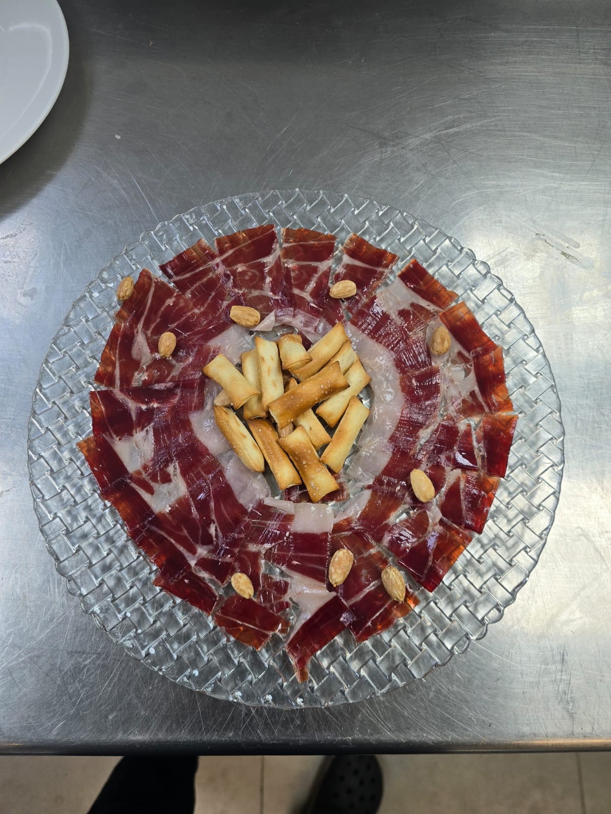 Jamón ibérico con picos y almendras