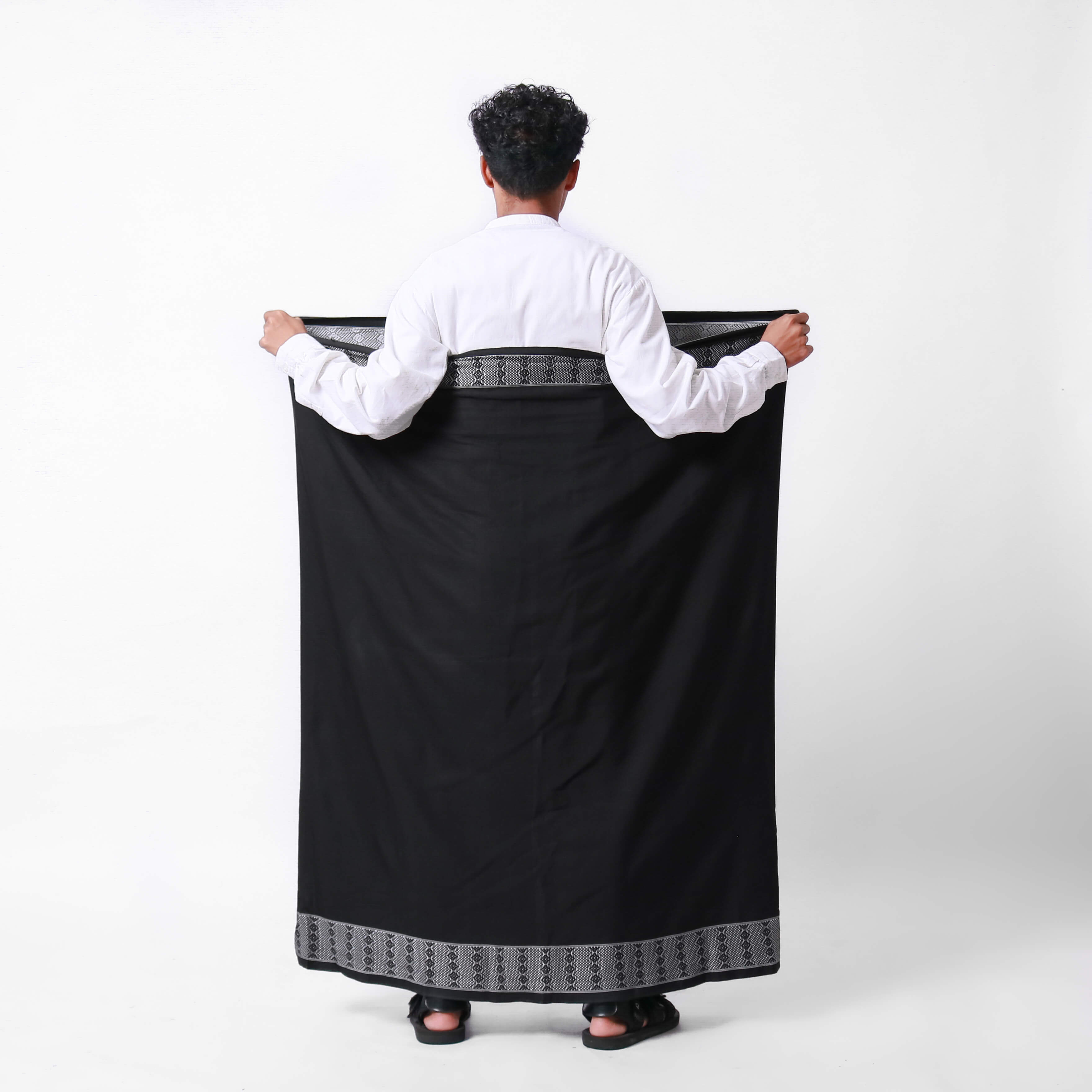 Sarung hitam pria