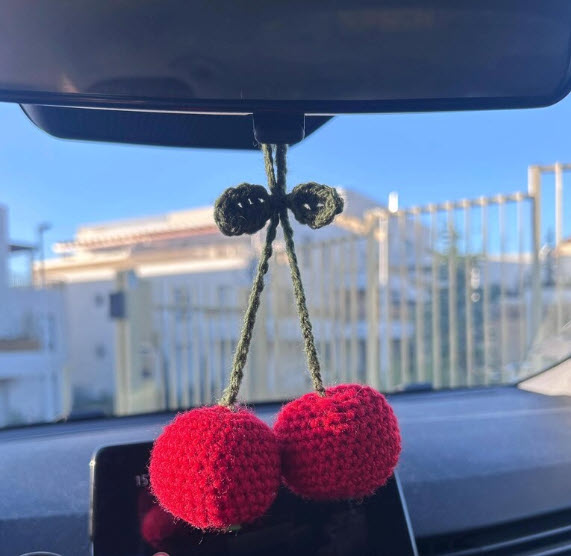 décoration rétroviseur cerises crocheté