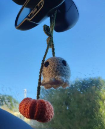 décoration rétroviseur fantôme et citrouille crocheté