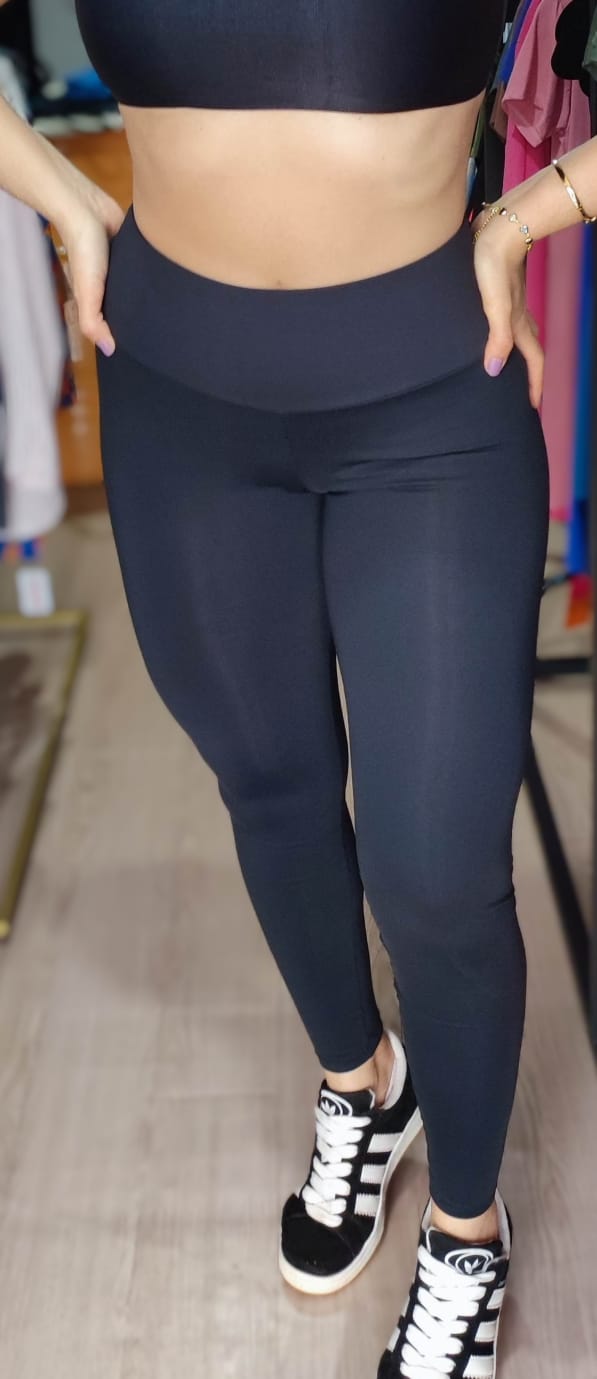 Calça legging preta feminina