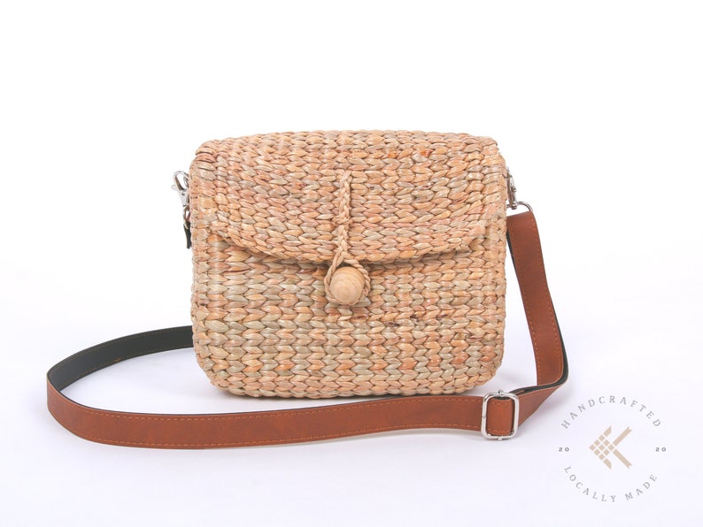 Handwoven Straw Crossbody Bag: Boho Camera Purse with Leather Trim