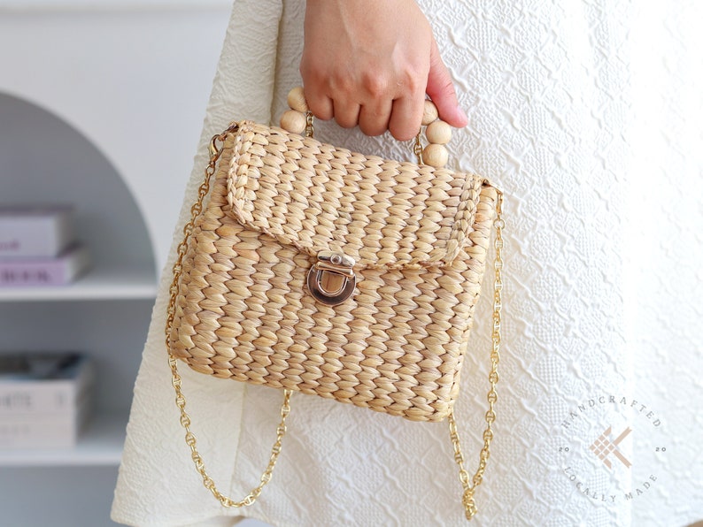Woven Straw Crossbody Bag: Chic Pochette with Bamboo Handles