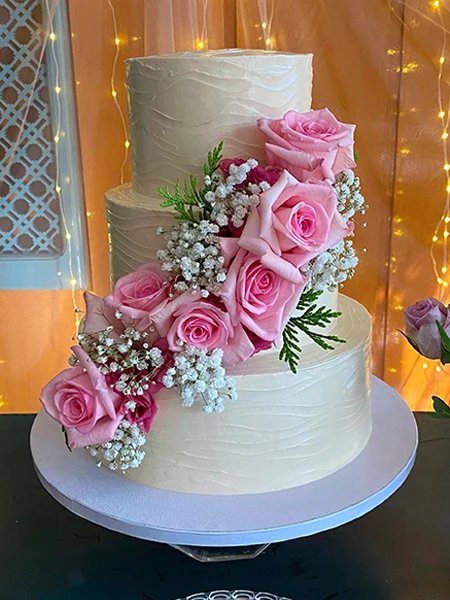 Pastel de boda de tres pisos