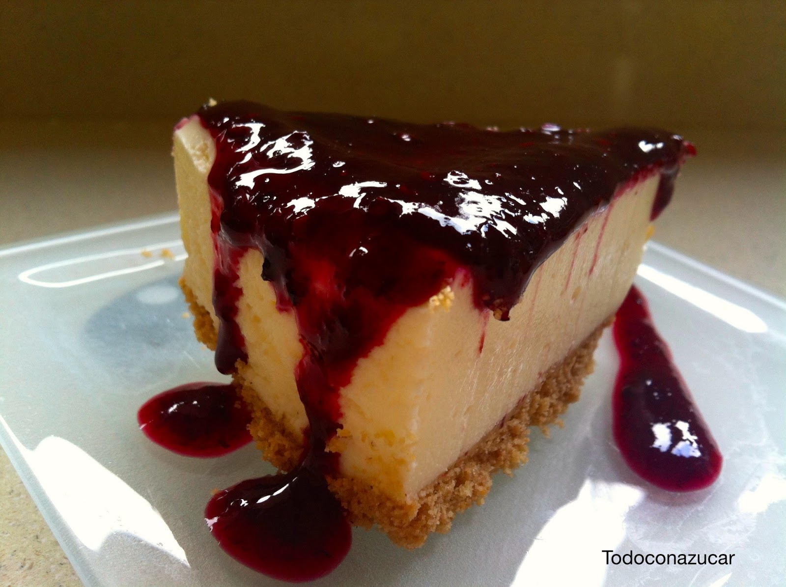 Cheesecake con salsa de frutos rojos