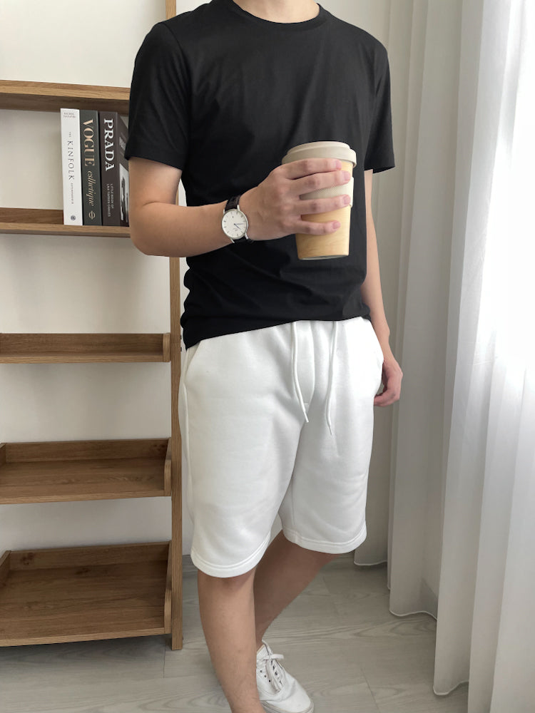 Setelan Kaos Hitam dan Celana Pendek Putih