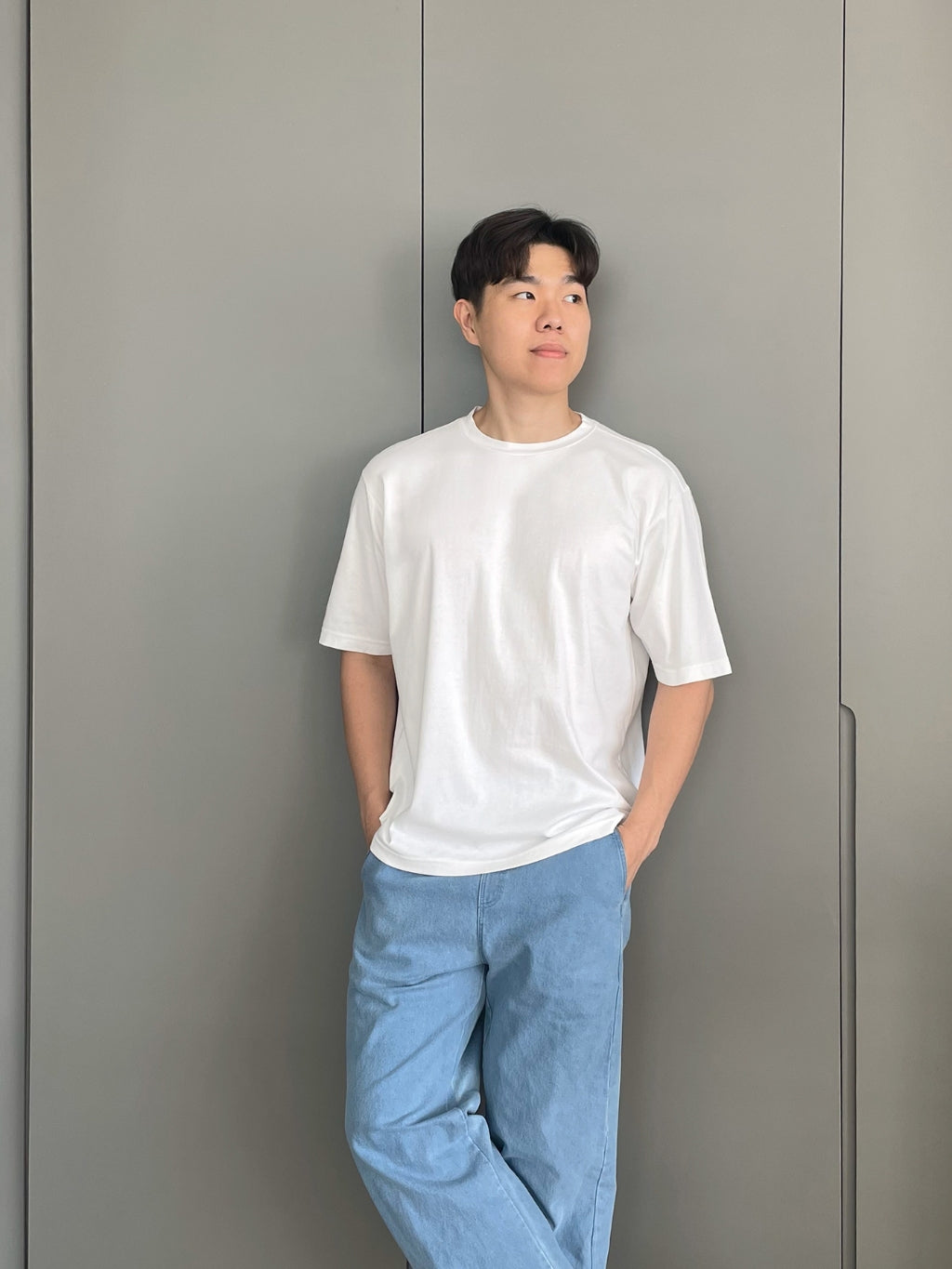 Kaos putih lengan pendek pria