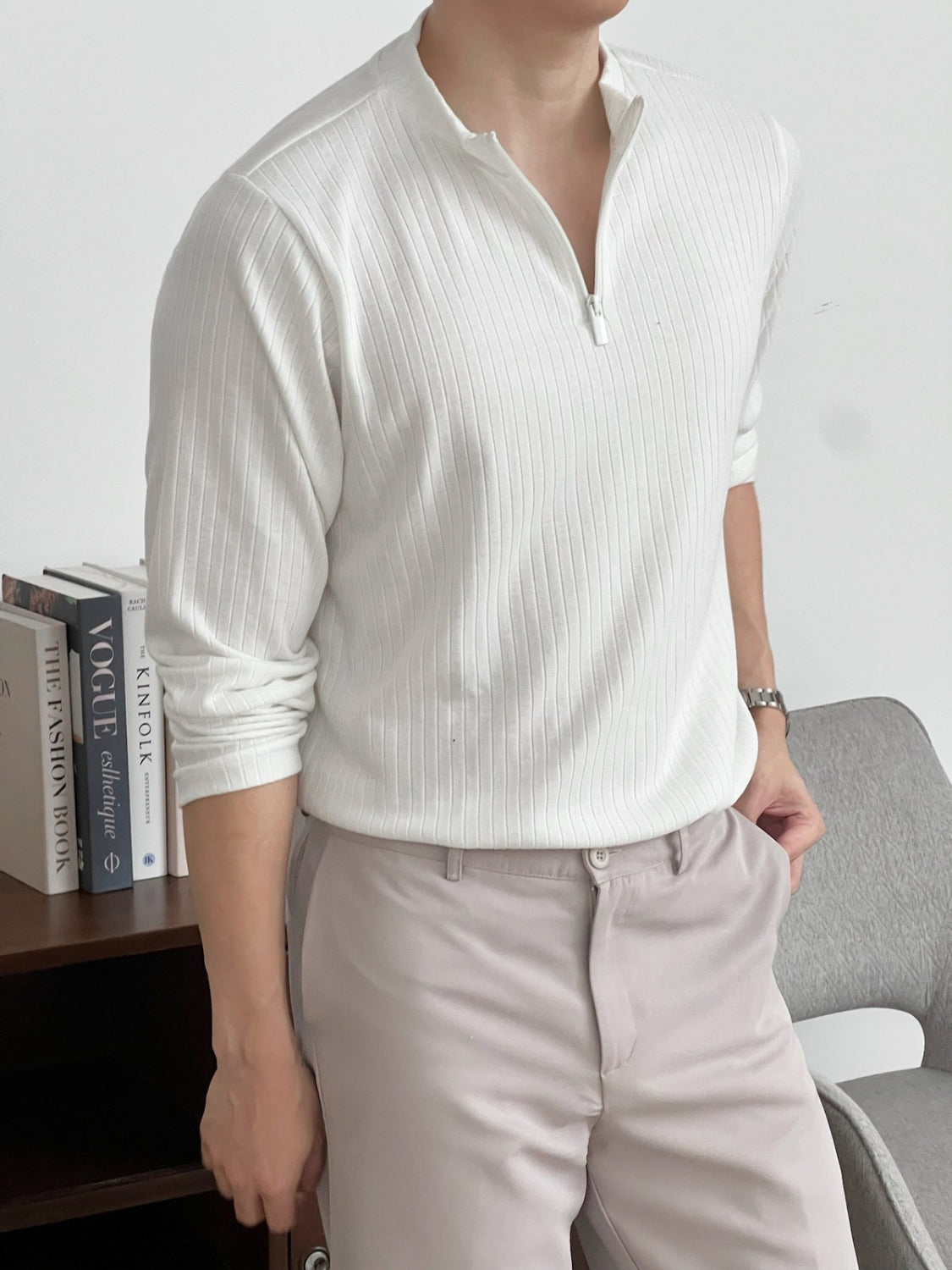 Sweater pria putih berkerah zip