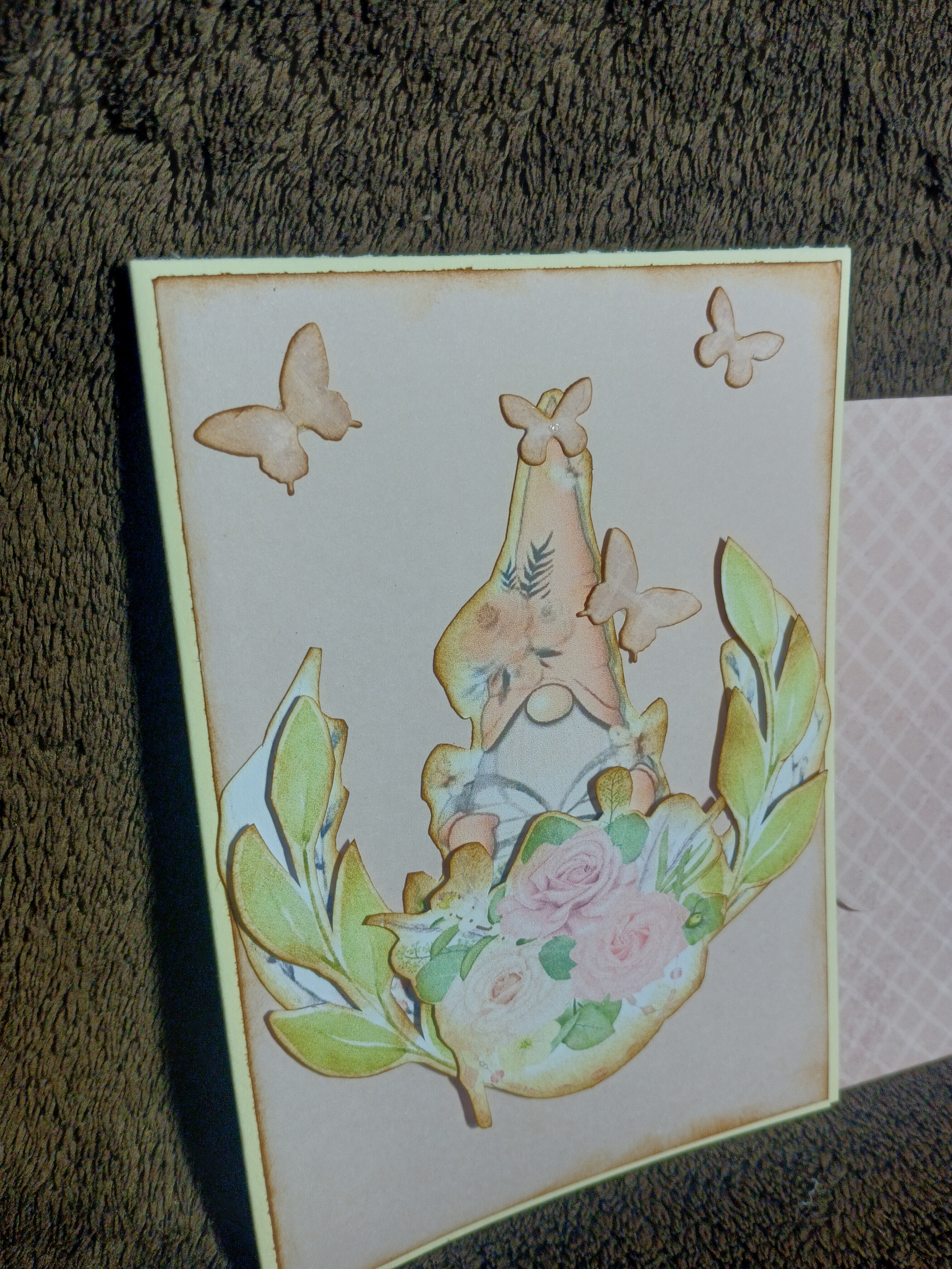 Carte artisanale avec lutin et papillons