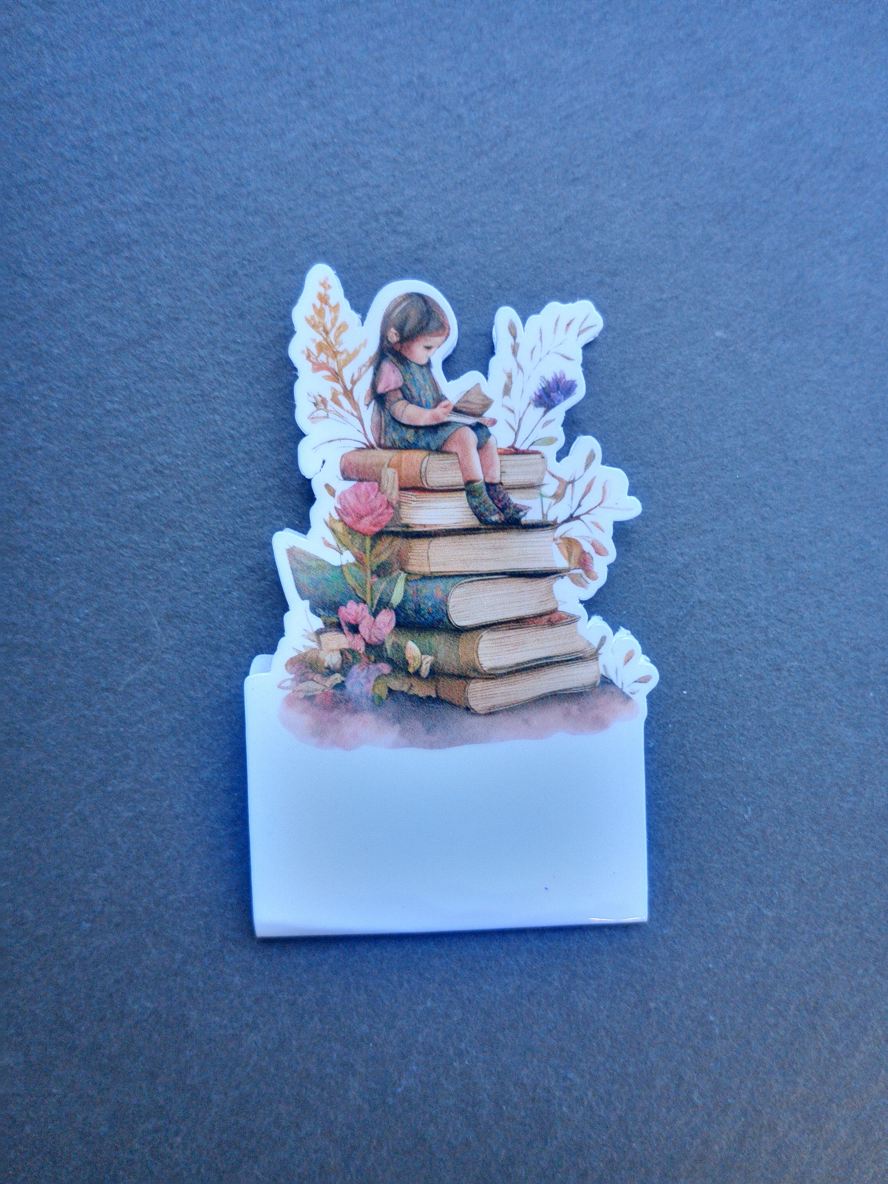 marque page aimanté fille sur livres