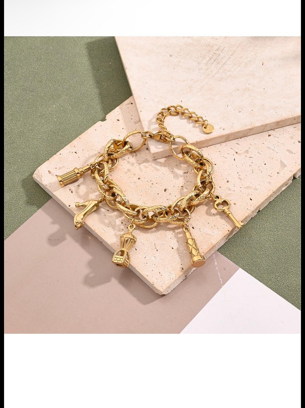 Bracelet doré avec pendentifs