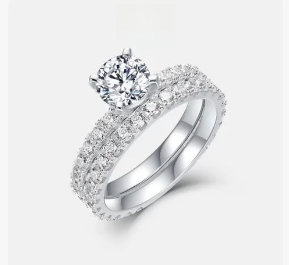 Bague en argent serti de moissanite