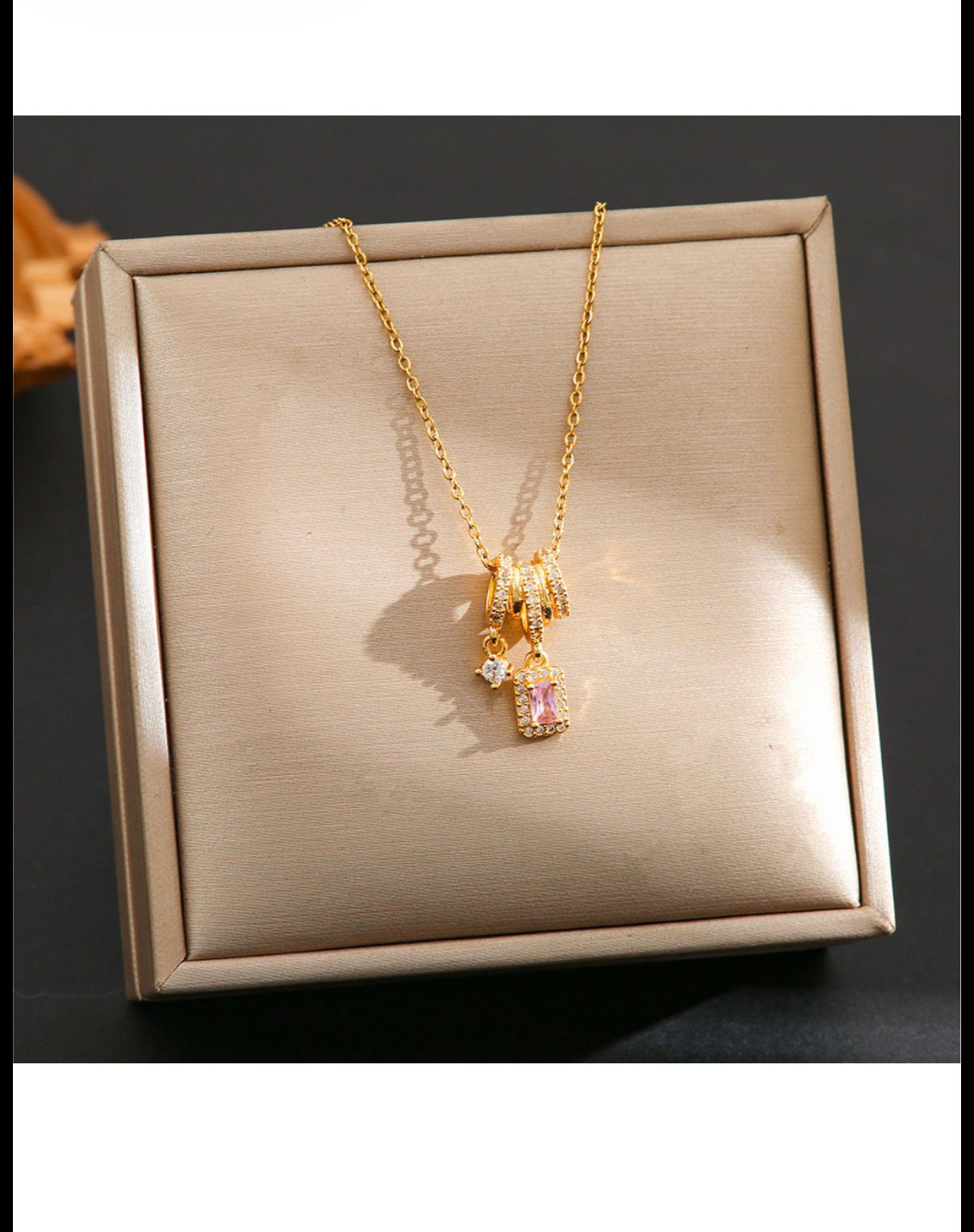 Collier pendentif en argent avec pierre rose